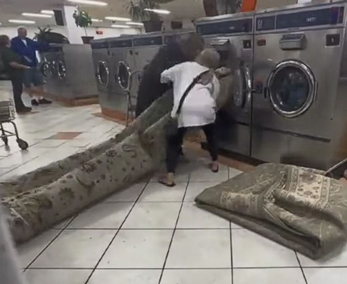 Dve �eny a koberec